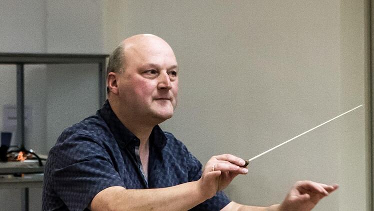 Wolfgang Lischke dirigiert das Mitmachkonzert im Landestheater Coburg.Foto: Jochen Berger