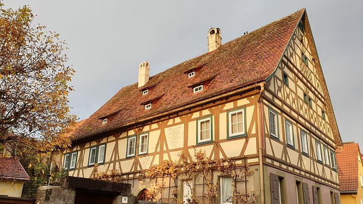 Die Schloßstraße 16: Ehemaliges Oberamt, Centamt, Wohnhaus. Das Das und der Kamin musste saniert werden.  Foto: Wolfgang Mandery