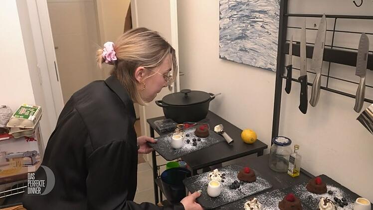 Balanceakt beim Dessert: Nele (24) kämpft mit ihrem Timing.