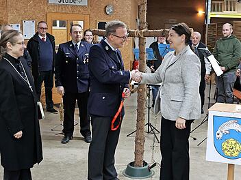 Die offizielle Schl&uuml;ssel&uuml;bergabe erfolgte von B&uuml;rgermeisterin Angela Hofmann an den Kommandanten Frank Wich. Mit im Bild Dekanin und Notfallseelsorgerin Ulrike Schorn.