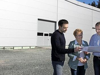Vor dem Erweiterungsbau stehen der Betriebsleiter für den Kunststoffbereich, Günter Neubauer (rechts), Personalleiterin Angelika Stubrach (Mitte) und Entwicklungsleiter Hannes Kühl. Foto: Veronika Schadeck