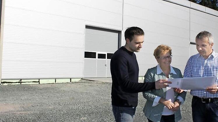 Vor dem Erweiterungsbau stehen der Betriebsleiter für den Kunststoffbereich, Günter Neubauer (rechts), Personalleiterin Angelika Stubrach (Mitte) und Entwicklungsleiter Hannes Kühl. Foto: Veronika Schadeck