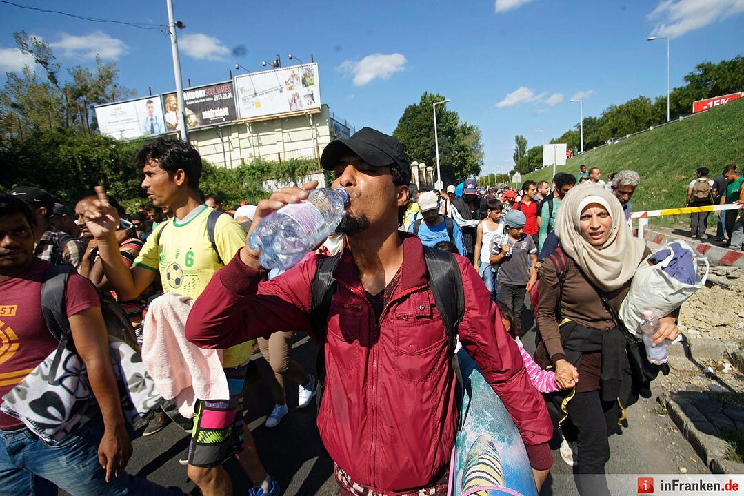 Migrants continue journey through Hungary