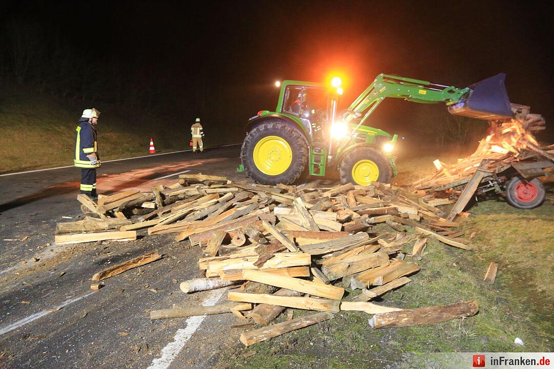 Unfall mit Holztraktor auf B279 bei Reckendorf
