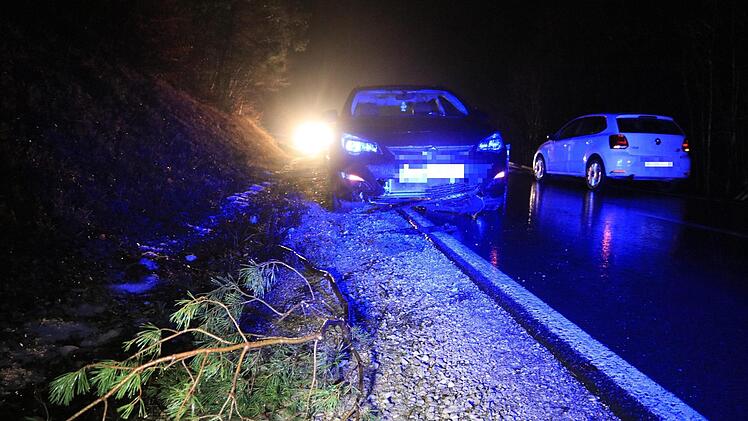 Am Montagabend sind zwei Autos in einen vorsätzlich gefällten Baum bei Gößweinstein geprallt. Bereits Anfang Dezember wurde wenige Kilometer entfernt ein Baum an einer Straße angesägt. Foto: NEWS5 / Merzbach