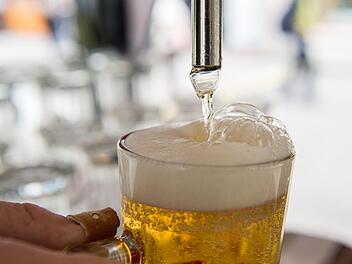 17-Jähriger schlägt Tür zu einer Gaststätte ein in der er vorher Gast war. Symbolbild: Wolfram Kastl/dpa