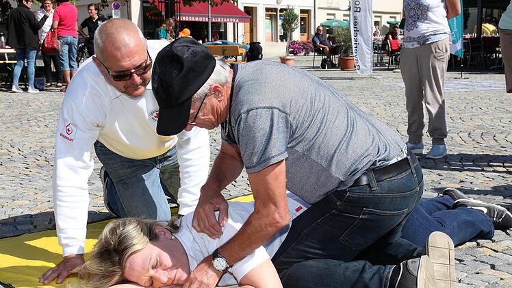 Alois Kreml (rechts) bringt BRK-Mitarbeiterin Simone Gilley in die stabile Seitenlage. Rettungsassistent Harald Krumpholz erkl&auml;rt die dazu notwendigen Handgriffe. Foto: Michael Will/BRK