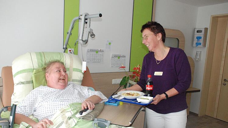 Zwei bemerkenswerte Frauen: Evelyn Feistel-Dietz, die auf ihren Tod wartet, und Petra Wachsmuth, die ihr die verbleibende Zeit so schön wie möglich macht. Beide lachen auch gern und oft zusammen - nicht nur, wenn das Mittagessen mit einer kleinen Cola aus der Flasche serviert wird.