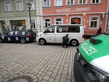 Im Zuge der Ermittlungen kam es auch zu 3-D-Vermessungen in der Sandstraße. Einige Zeugen standen in Höhe der geparkten Autos oder noch weiter in der Straße - vom Geschehen an der Ecke Sandbad wollen sie jedoch wenig mitbekommen haben. Foto: News5/Herse/Archiv