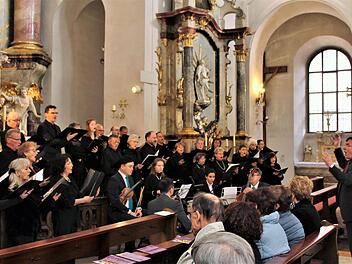 Hermann Freibott dirigierte die Kissinger Sängervereinigung in der Jakobuskirche. Werner Vogel