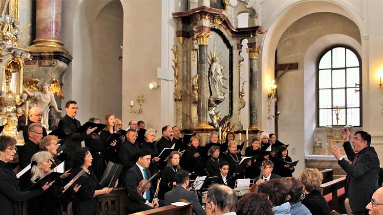 Hermann Freibott dirigierte die Kissinger Sängervereinigung in der Jakobuskirche. Werner Vogel