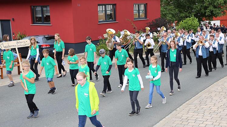 Die Uetzinger Blaskapelle sorgte für den richtigen Takt beim  Festzug.