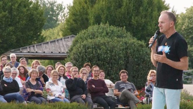 Unter dem Dach der Seebühne weilte der Künstler nur, wenn der Einsatz von Gitarre und Keyboard es erforderten. Astor bevorzugte auch in Bad Staffelstein die Nähe zum Publikum.