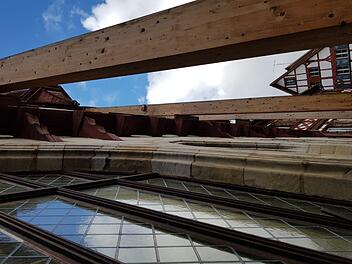 Eine Baustelle ist das Forchheimer Rathaus seit Jahren. Doch ab Juni entsteht rund um das Haus die eigentliche Baustelle für die Sanierung.  Foto: Ekkehard Roepert