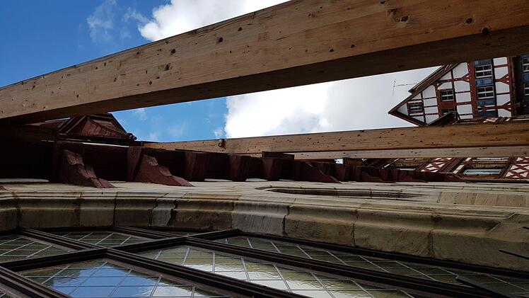 Eine Baustelle ist das Forchheimer Rathaus seit Jahren. Doch ab Juni entsteht rund um das Haus die eigentliche Baustelle für die Sanierung.  Foto: Ekkehard Roepert