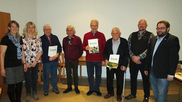 Silke Kaufmann und Daniela Schmitt (von links) sowie Kreisvorsitzender Markus Stockmann und Eberhard Neubert (von rechts) dankten Franz Peter Klingspies, Peter Moritz, Manfred Reindl und Toni Brand für ihre Treue zum Gartenbauverein Euerdorf.  Foto: Winfried Ehling