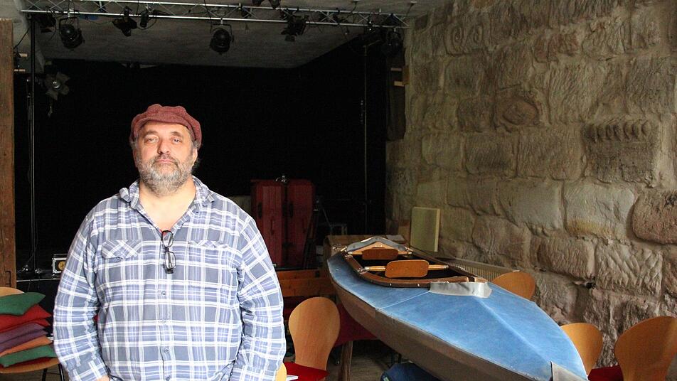 Im Theatersaal von Stefan K&uuml;gel steht  ein Kanu. Ansonsten ist  momentan nicht viel los in der alten Bauernscheune, die K&uuml;gel eigenh&auml;ndig saniert hat.Andreas Scheuerer