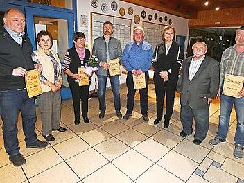 Der Gesangverein Heinersreuth hat treue Mitglieder geehrt; mit im Bild Vorsitzender Alfred Schneider (Zweiter von rechts) und Bürgermeisterin Anita Sack (links daneben)