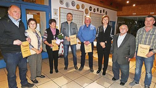 Der Gesangverein Heinersreuth hat treue Mitglieder geehrt; mit im Bild Vorsitzender Alfred Schneider (Zweiter von rechts) und Bürgermeisterin Anita Sack (links daneben)