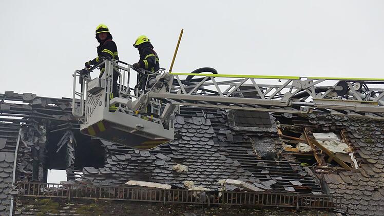 Rödental: Blitz schlägt in Dach ein – Feuerwehr löscht Wohnhaus-Brand nach Gewitter