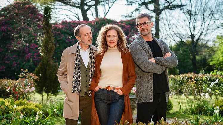 Kate Evens (Clelia Sarto, Mitte) steht zwischen ihrem Mann Andrew (Simon B&ouml;er, rechts) und dem Philosophieprofessor Yamen (Merab Ninidze, links).