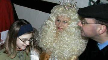 Christkind 2002: Katharina Frey bei der Eröffnung des Höchstadter Weihnachtsmarktes.