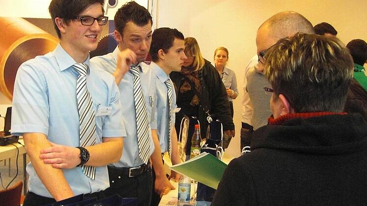 Auf dem linken Bild berichten die Paul-und-Co-Azubis (von links) René Lormehs (Industriekaufmann), Jens Kleinheinz (Packmitteltechnologe) und Uli Weikard (Fachkraft für Lagerlogistik) über ihre Erfahrungen.