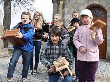 Die Nackendorfer Kinder sorgen über Ostern mit ihren Ratschen dafür, dass die Gläubigen rechtzeitig in der Kirche sind.  Foto: Martin Kreklau