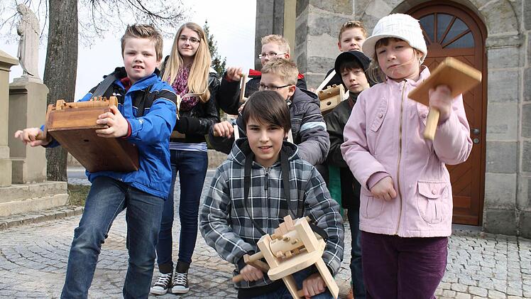 Die Nackendorfer Kinder sorgen über Ostern mit ihren Ratschen dafür, dass die Gläubigen rechtzeitig in der Kirche sind.  Foto: Martin Kreklau