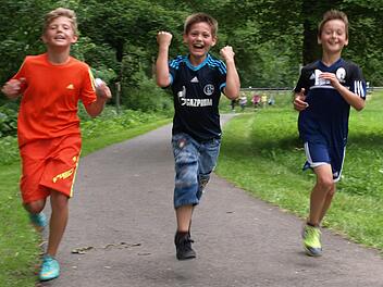 Sie waren die Schnellsten und Ausdauerndsten der dritten und vierten Klasse: Die Schüler Lukas Kübrich, Germaine Reiner und Elias Keim mit jeweils neun Kilometern Laufleistung. Fotos: Susanne Deuerling