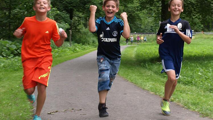 Sie waren die Schnellsten und Ausdauerndsten der dritten und vierten Klasse: Die Schüler Lukas Kübrich, Germaine Reiner und Elias Keim mit jeweils neun Kilometern Laufleistung. Fotos: Susanne Deuerling
