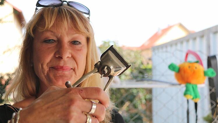 Friseurmeisterin Petra Schmitt präsentierte alte Geräte wie Scheren oder Brenneisen aus ihrem Berufsbereich.