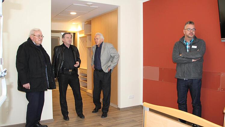 Walter Rundler (von links), Bernd Heinrich, Karl Jünemann und Mike Mann besichtigen die neuen Räume. Foto: Ulrike Müller