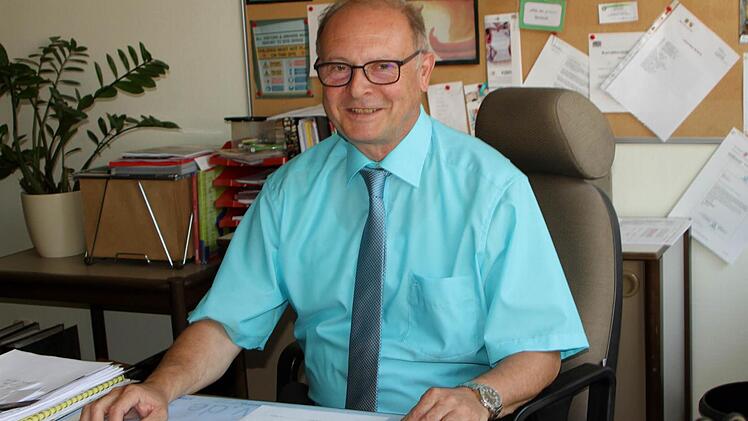 Rektor Norbert Sandler an seinem Arbeitsplatz in Zeil  Foto: Günther Geiling