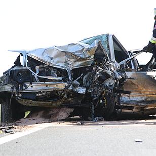 Zwei Tote und drei Verletzte bei schwerem Frontalcrash