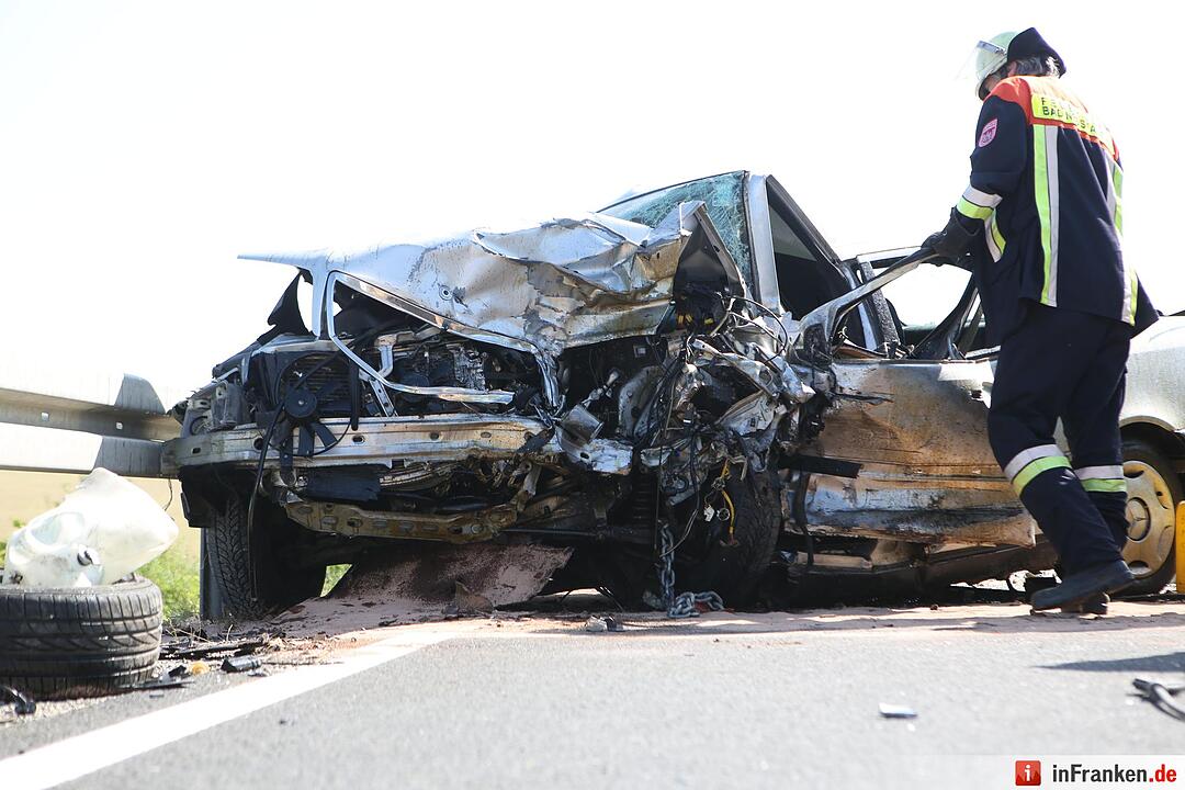 Zwei Tote und drei Verletzte bei schwerem Frontalcrash