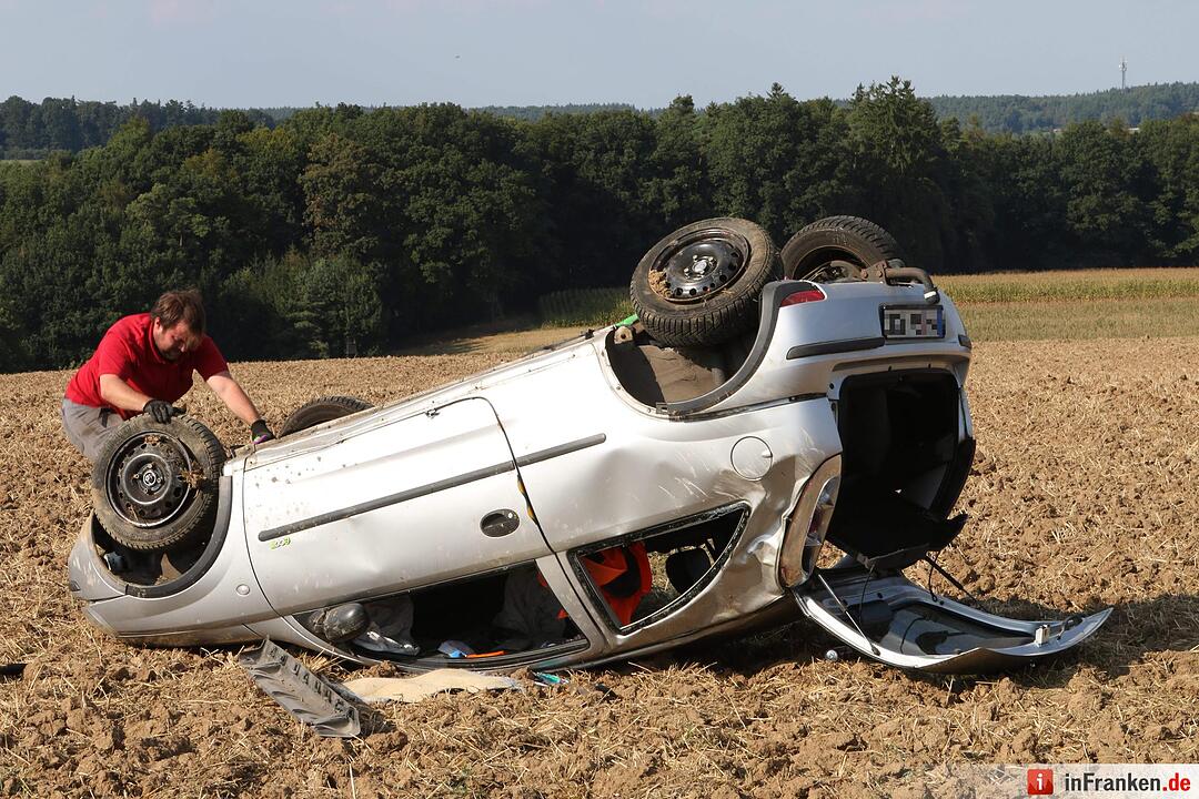 Kleinkind wird aus überschlagendem Auto geschleudert - Insgesamt fünf Verletzte