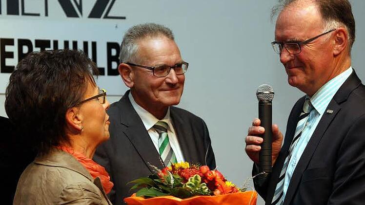 Elfriede und Elmar Göppel (von links) im Gespräch mit Günther Köhnke.  Foto: Karlheinz Franz