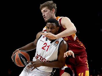 Tibor Pleiß kann den Bamberger Darius Miller nur auf Kosten eines Fouls stoppen. Foto: Sedat Suna/dpa