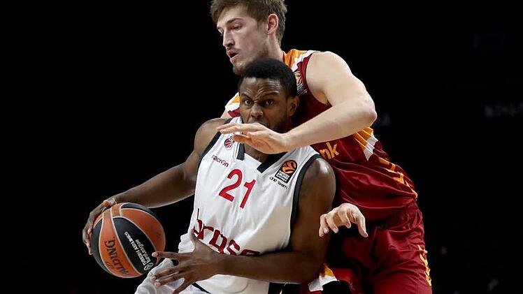 Tibor Pleiß kann den Bamberger Darius Miller nur auf Kosten eines Fouls stoppen. Foto: Sedat Suna/dpa