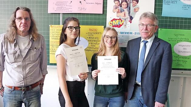 Die Mittelschulen w&auml;hlten ihre Kreissch&uuml;lersprecherinnen (v.&nbsp;l.): Kreisverbindungslehrer Holger Bernreuther, 1.&nbsp;Kreissch&uuml;lersprecherin Sophie F&ouml;rtsch, 2. Kreissch&uuml;lersprecherin Lena Ferner sowie Schulamtsdirektor Uwe D&ouml;rfer.  Foto: Heike Sch&uuml;lein