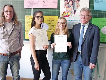 Die Mittelschulen wählten ihre Kreisschülersprecherinnen (v. l.): Kreisverbindungslehrer Holger Bernreuther, 1. Kreisschülersprecherin Sophie Förtsch, 2. Kreisschülersprecherin Lena Ferner sowie Schulamtsdirektor Uwe Dörfer.  Foto: Heike Schülein