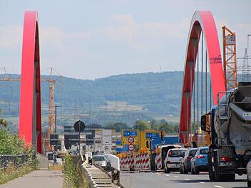 Der Verkehr an der B 470 verzögert sich aufgrund der eingerichteten Ampeln über die Stabbogenbrücke. Foto: Ronald Heck