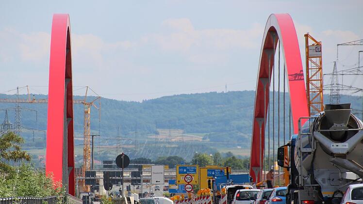Der Verkehr an der B 470 verzögert sich aufgrund der eingerichteten Ampeln über die Stabbogenbrücke. Foto: Ronald Heck