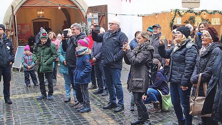 Zur Eröffnung des Kunsthandwerkermarktes waren unter den Gästen auch viele  Omas, Opas, Väter und Mütter. Sie wollten die kleinen Sänger im Kinderchor  der Liedertafel bewundern und fotografieren. Foto: Dieter Britz