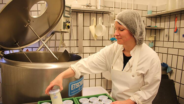 Stefanie Gritscher wird seit Februar in der ans&auml;ssigen K&auml;serei angelernt. Mirjam Stumpf