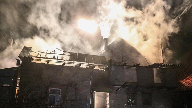 Die Feuerwehr hatte die Flammen rasch unter Kontrolle, konnte allerdings nicht mehr verhindern, dass der Geb&auml;udekomplex, in dem sich auch eine Werkstatt befindet, stark besch&auml;digt wurde.  Foto: News5/Merzbach
