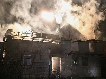 Die Feuerwehr hatte die Flammen rasch unter Kontrolle, konnte allerdings nicht mehr verhindern, dass der Gebäudekomplex, in dem sich auch eine Werkstatt befindet, stark beschädigt wurde.  Foto: News5/Merzbach