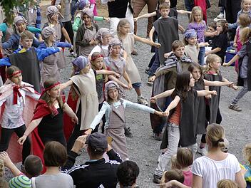 "Der König hat Geburtstag" (Foto) und andere musikalische Aktivitäten hält musifit als Projektbereich der Freunde der Trimburg auf der Trimburg und an der Musikakademie Hammelburg auch weiterhin vor.   Foto: Archiv/Winfried Ehling