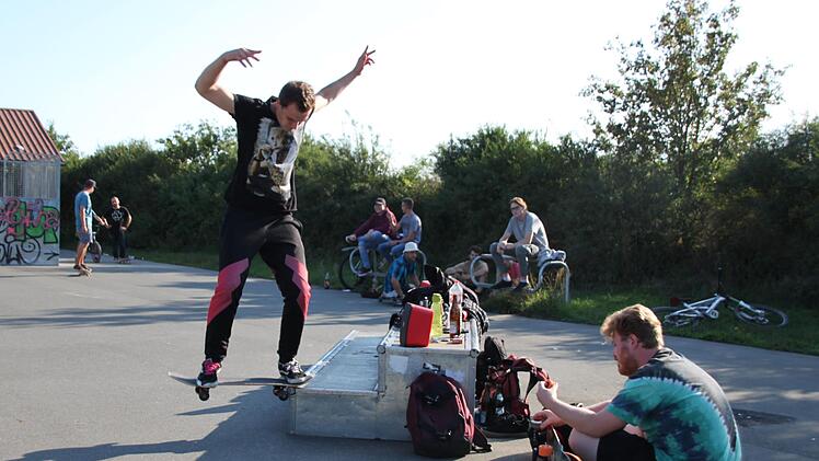 Zehn bis 20 Forchheimer treffen sich abends bei gutem Wetter regelmäßig auf dem Skatepark in Forchheim-Nord. Foto: Ronald Heck